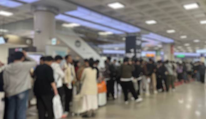 보안검색 강화 첫날, 제주국제공항 출발 대합실에서 탑승 수속 대기 줄이 끝없이 이어진 모습.