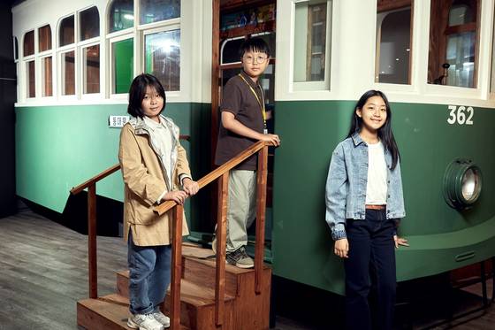 서지안(서울 잠일초 6)·박건우(경기도 판교초 5)·김민영(충북 충북여중 1·왼쪽부터) 학생기자가 전기박물관을 찾아 우리나라 전력 산업의 역사를 알아봤다.