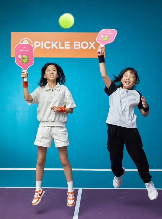 김보경(왼쪽)·전서진 학생기자가 배운 피클볼은 ‘테니스·배드민턴·탁구’ 장점을 한데 모은 스포츠로 초보자도 쉽게 배울 수 있는 것이 특징이다.