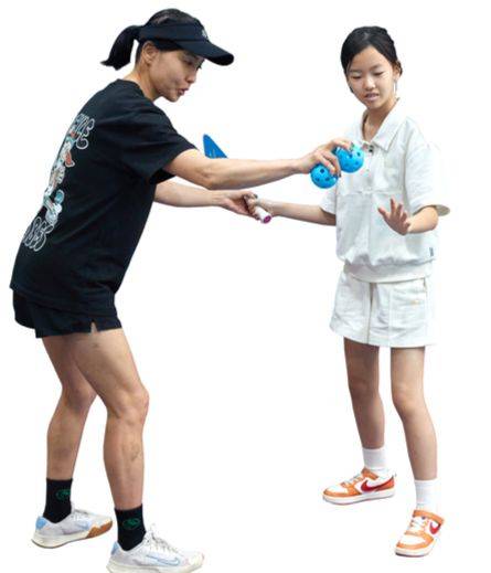 김보경 학생기자에게 피클볼 기본 동작과 패들 잡는 방법 그리고 공에 대해 소개하는 조민정(왼쪽) 코치.