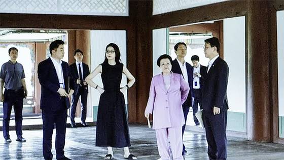 양문석 더불어민주당 의원이 22일 서울 여의도 국회 문화체육관광위원회에서 열린 국립중앙박물관 등에 대한 국정감사에서 김건희 여사와 이배용 전 국가교육위원장 등이 지난 2023년 9월 경복궁 경회루를 방문했을 때의 사진을 공개했다. 뉴스1