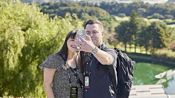 우정힐스에서 셀카를 찍는 매클리오드 부부.