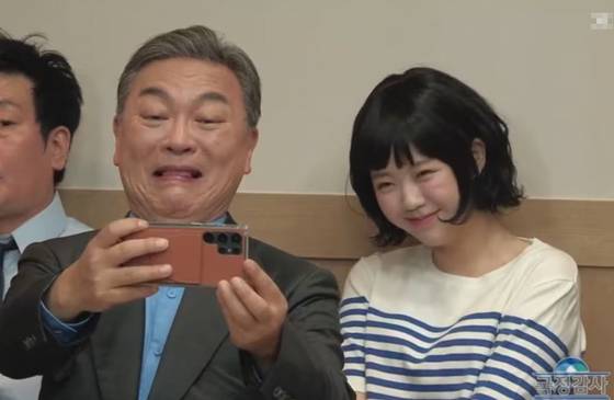 지난 10일 공개된 'SNL코리아' 시즌6 8회에서 뉴진스 하니로 분한 배우 지예은(오른쪽)과 하니와 국정감사에서 사진을 찍어 빈축을 샀던 정인섭 한화오션 사장으로 분한 배우 김의성. 사진 쿠팡플레이 캡처