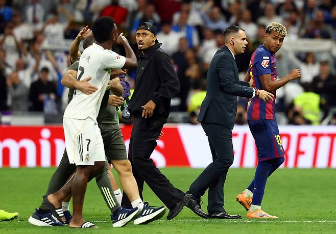 엘클라시코 종료 후 레알 마드리드의 비니시우스(왼쪽)와 바르셀로나 라민 야말(오른쪽)이 신경전을 벌이고 있다. [로이터=연합뉴스]
