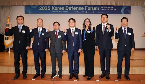 15일 서울 용산 국방컨벤션에서 열린 '2025코리아 디펜스 포럼' 참석인사들이 기념촬영하고 있다. 강정현 기자
