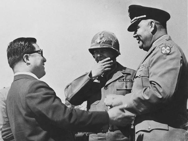 ▲조중훈 창업주가 미군 관계자들과 대화를 나누는 모습