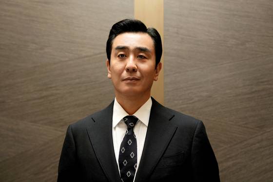 배우 류승룡은 회사에선 '꼰대', 집 안에선 가부장적인 50대 남성 김낙수를 연기한다. 사진 SLL, 드라마하우스, 바로엔터테인먼트