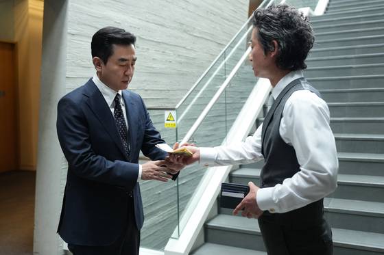 김낙수(사진, 왼쪽)는 상무가 되기 위해 현재 상무인 백정태(유승목)에게 충성을 다한다. 사진 SLL, 드라마하우스, 바로엔터테인먼트