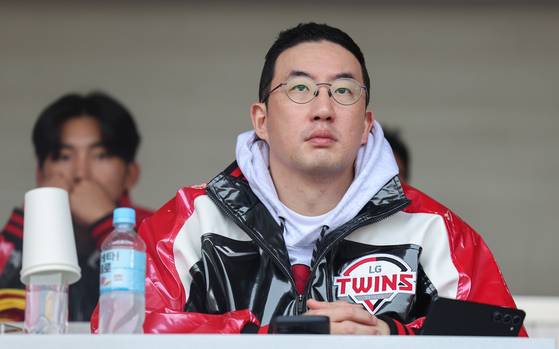 구광모 LG 회장, 한국시리즈 1차전 관람   (서울=연합뉴스) 서대연 기자 = 구광모 LG 회장이 26일 서울 잠실야구장에서 열린 2025 프로야구 KBO리그 포스트시즌 한국시리즈 1차전 한화 이글스와 LG 트윈스의 경기를 관람하고 있다. 2025.10.26   dwise@yna.co.kr (끝)  〈저작권자(c) 연합뉴스, 무단 전재-재배포, AI 학습 및 활용 금지〉