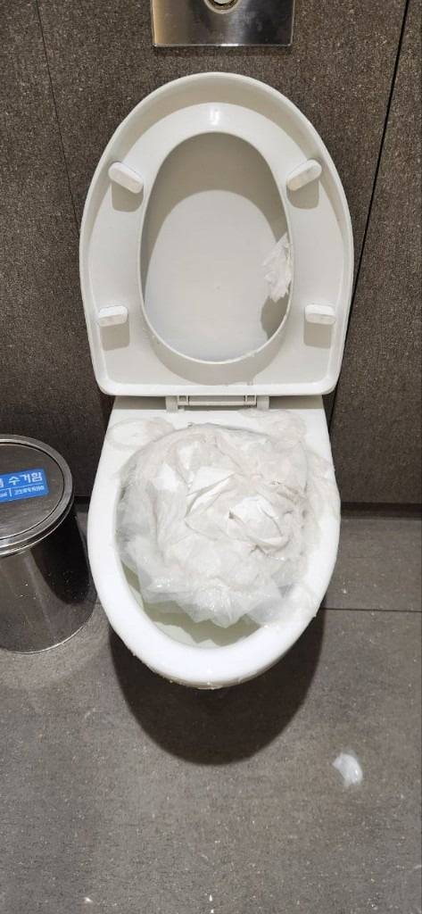 이달 초 추석 연휴 기간, 인천공항 터미널 화장실의 변기에 휴지가 뭉텅이로 투척돼 있다. 김은혜 국회의원실 제공