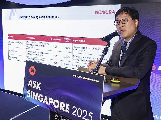 박정우 노무라 수석이코노미스트가 27일 싱가포르 파크로얄 컬렉션(마리나베이)에서 열린 'ASK 싱가포르 2025'에서 '주택관 반도체가 만날 때 : 한국 경제를 이끄는 두 가지 슈퍼 사이클'에 대한 발표를 하고 있다./ 사진=임형택기자