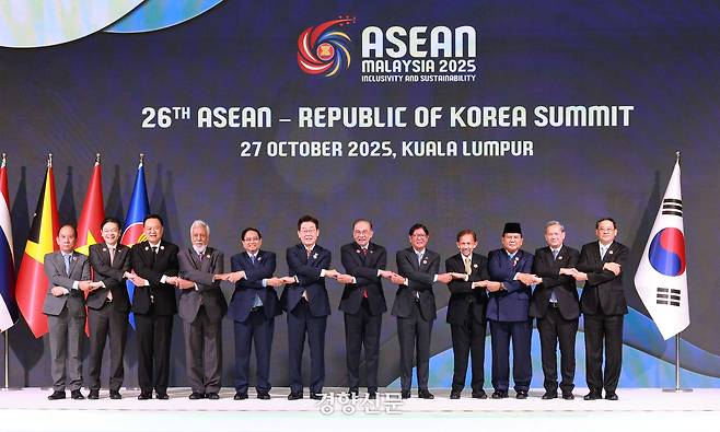 이재명 대통령(왼쪽 여섯번째)이 27일(현지 시간) 말레이시아 쿠알라룸푸르 컨벤션 센터에서 열린 한-아세안(ASEAN·동남아시아국가연합) 정상회의에서 안와르 이브라힘(왼쪽 일곱번째) 말레이시아 총리 등 각국 정상들과 기념촬영을 하고 있다. 2025.10.27 김창길 기자