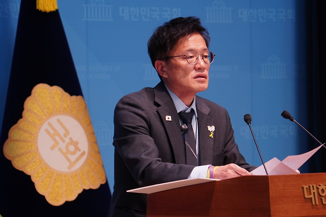 박주민 더불어민주당 의원이 27일 국회에서 기자회견을 하고 있다. 박주민 의원실 제공.