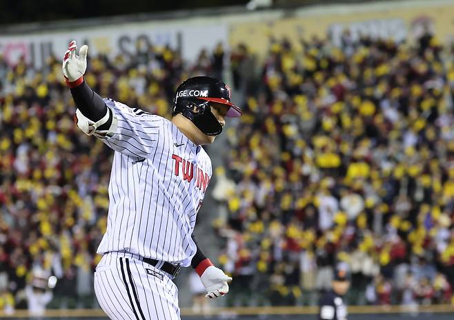 27일 서울 잠실야구장에서 열린 2025 프로야구 한국시리즈 한화 이글스 대 LG 트윈스 2차전. 8회말 2사 1루 LG 문보경이 2점 홈런을 친 뒤 기뻐하고 있다. 2025.10.27 연합뉴스