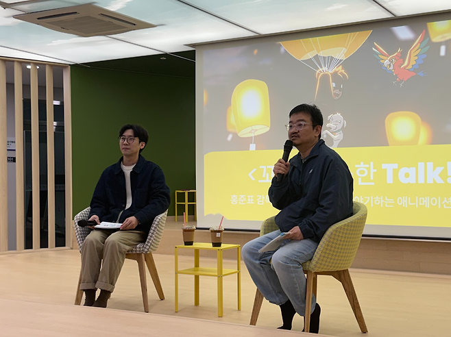 Hong Jun-pyo (left) and Yeon Sang-ho during a talk session at the Webtoon Convergence Center in Bucheon, Gyeonggi Province, Sunday (Moon Ki-hoon/The Korea Herald)