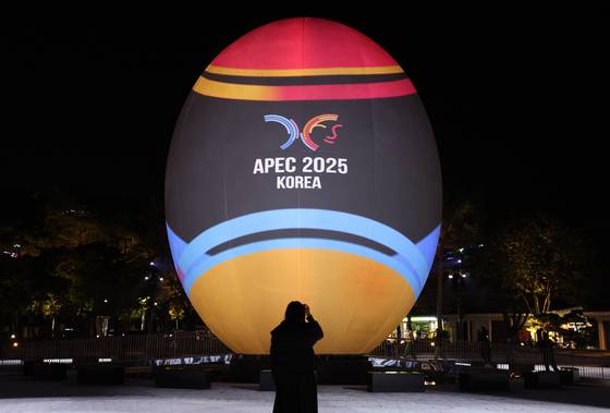 A moon-shaped media installation is displayed in Gyeongju, North Gyeongsang, to celebrate the upcoming APEC Economic Leaders' Meeting, on Oct. 26. [NEWS1]