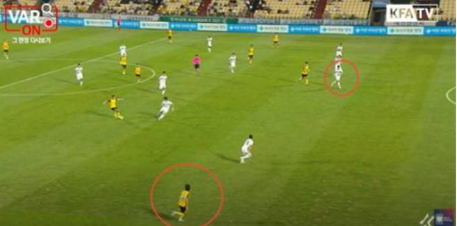 A scene from the K League 2 match between the Jeonnam Dragons and Cheonan City on Aug. 10 shows that the referee, despite checking the position of Cheonan's defender, circled in red wearing a white kit, on the VAR screen, ruled Jeonnam's goal offside and disallowed it. [SCREEN CAPTURE]