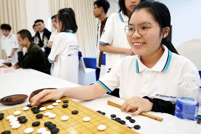 결승전 승리 후 복기를 하며 웃음을 보인 하꾸윈안. 한국기원 제공