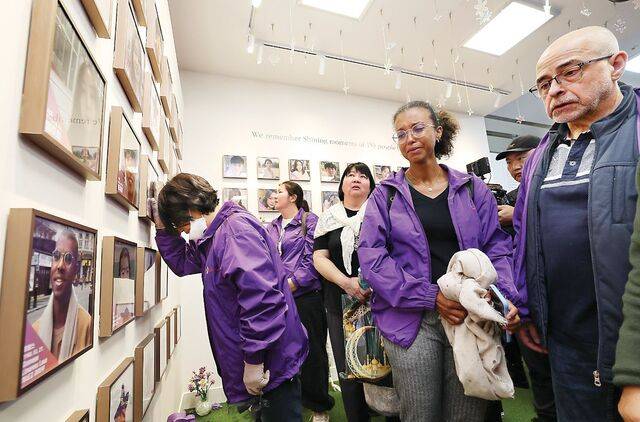 10·29 이태원 참사 외국인 유가족들이 26일 서울 종로구에 있는 이태원 참사 추모공간 ‘별들의집’에서 희생자의 사진을 보며 눈물을 흘리고 있다. 최현규 기자