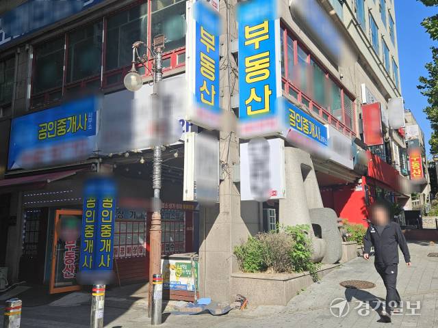 27일 오전 인천 남동구 한 상가건물. 입점업체 간판이 여럿 달린 가운데, 한 업체는 간판을 6개나 달아놓았다. 박기웅기자