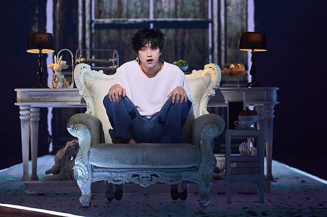 뮤지컬 ‘데스노트’에서 명탐정 ‘엘’을 연기하는 B1A4 출신의 산들 배우가 ‘엘’ 특유의 구부정한 자세를 연기하고 있다. [오디컴퍼니]