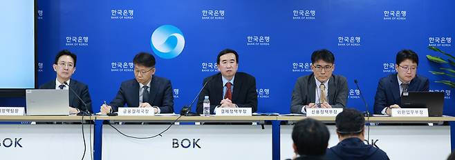(서울=뉴스1) = 27일 오후 서울 중구 한국은행에서 열린 ‘디지털 시대의 화폐, 기술과 신뢰의 조화: 원화 스테이블코인의 주요 이슈와 대응방안’ 기자간담회에서 참석자들이 발언하고 있다. 왼쪽부터 박준홍 금융결제국 결제정책팀장, 이병목 금융결제국장, 김철 금융결제국 결제정책부장, 봉관수 통화정책국 신용정책부장, 김신영 국제국 외환업무부장. (한국은행 제공. 재판매 및 DB 금지) 2025.10.27/뉴스1