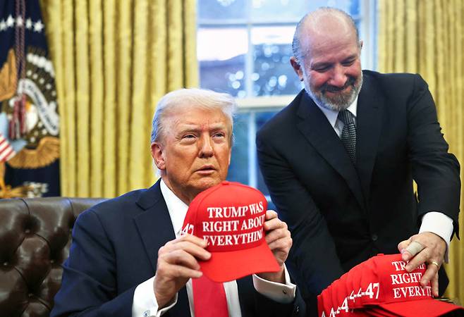 APEC 기간 동안 한국을 방문하는 트럼프 대통령(좌)과 하워드 러트닉 상무부장관(우)이 국내 조선소에 방문할 계획이 없는 것으로 알려졌다. (로이터)