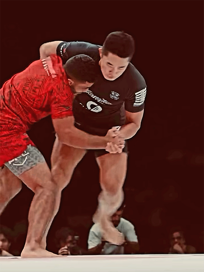 대한민국 UFC 1호 파이터 ‘스턴건’ 김동현이 2025년 10월 아랍에미리트 두바이 코카콜라 아레나 그래플링대회 Quintet 5 ‘팀 방타오 태국’ 중견을 맡아 ‘팀 노게이라 두바이’ 중견으로 나선 압델라우프 미도를 상대하고 있다. 사진=株式会社ラバーランド