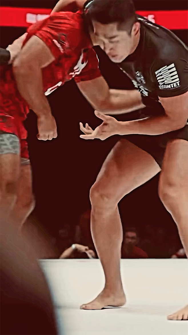 대한민국 UFC 1호 파이터 ‘스턴건’ 김동현이 2025년 10월 아랍에미리트 두바이 코카콜라 아레나 그래플링대회 Quintet 5 ‘팀 방타오 태국’ 중견을 맡아 ‘팀 노게이라 두바이’ 중견으로 나선 압델라우프 미도를 상대하고 있다. 사진=株式会社ラバーランド