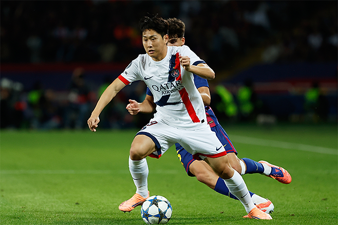 파리 생제르맹의 이강인이 2025-26 유럽축구연맹 챔피언스리그 원정경기에서 FC바르셀로나를 상대하고 있다. 사진=AP=연합뉴스 제공