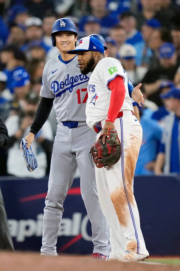 오타니가 월드시리즈 1차전 9회 초 출루 이후 토론토 1루수 블라디미르 게레로와 인사를 나누고 있다. 사진= Getty Images/AFP= 연합뉴스 제공