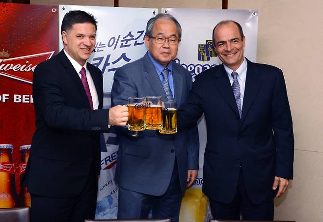 PEF는 본래 저평가된 기업을 인수해 비효율적인 구조를 혁신하고 기업가치를 끌어올려 되파는 금융의 '메기' 역할을 수행하도록 기대됐다. 사진은 안호이저부시 인베브(AB 인베브)와 콜버그 크래비스 로버츠(KKR), 어피너티에쿼티파트너스(어피너티)가 2014년 서울 중구 소공동 웨스턴조선호텔에서 오비맥주를 인수하는 작업을 성공적으로 완료했다고 발표하는 모습. 미쉘 두커리스 아태지역 CEO(왼쪽부터), 오비맥주 장인수 사장, AB 인베브의 카를로스 브리토 (Carlos Brito) 글로벌 CEO가 취재진을 향해 건배를 하고 있다. /사진=뉴스1