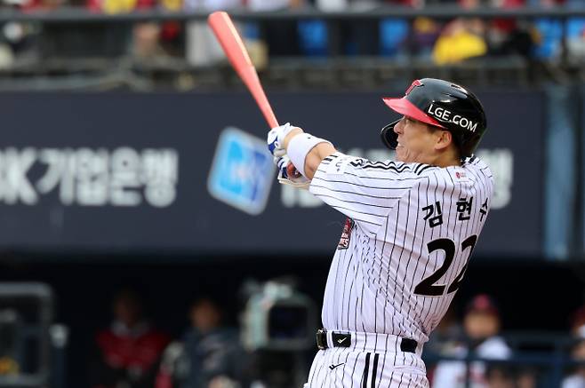 LG트윈스 김현수가 역대 두 번째 포스트시즌 100안타까지 3안타를 남겨두고 있다. 사진은 LG에서 활약 중인 김현수. /사진=뉴시스