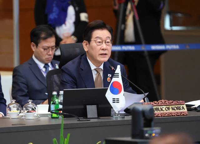 이재명 대통령이 27일 말레이시아 쿠알라룸푸르 컨벤션센터에서 열린 아세안+3 정상회의에서 발언하고 있다. 연합뉴스