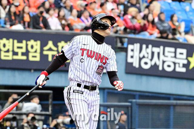 26일 오후 서울 잠실야구장에서 진행된 '2025 신한 SOL Bank KBO 한국시리즈 1차전' 한화 이글스와 LG 트윈스의 경기.LG 박해민이 5회초 선두타자로 등장해 한화 문동주를 상대로 솔로 홈런을 때린 뒤 타구를 바라보고 있다./잠실=곽경훈 기자