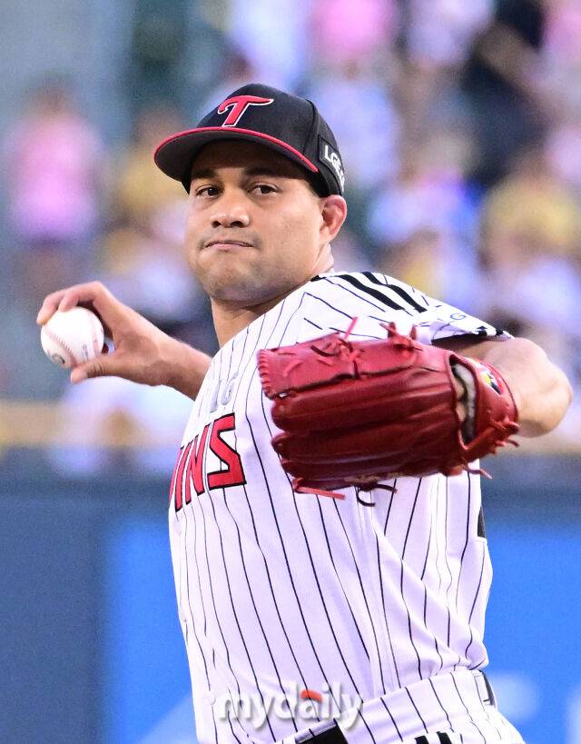 2025년 9월 11일 오후 서울 잠실구장에서 열린 '2025 신한 SOL뱅크 KBO 리그' KT 위즈와 LG 트윈스의 경기. LG 선발투수 치리노스가 역투하고 있다./마이데일리