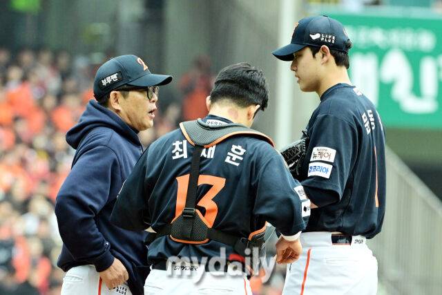 26일 오후 서울 잠실야구장에서 진행된 '2025 신한 SOL Bank KBO 한국시리즈 1차전' 한화 이글스와 LG 트윈스의 경기.한화 선발 문동주가 1회말 마운드에서 양상문 코치와 이야기를 나누고 있다./잠실=곽경훈 기자