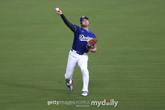 LA 다저스 오타니 쇼헤이가 캐치볼을 하고 있다./게티이미지코리아