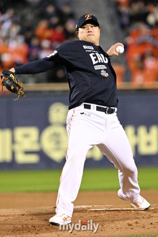 27일 서울 잠실야구장에서 열린 2025 신한 SOL 뱅크 KBO 한국시리즈 2차전' 한화 이글스와 LG 트윈스 경기. 한화 선발 류현진이 힘차게 투구하고 있다./잠실 = 한혁승 기자