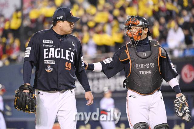 27일 서울 잠실야구장에서 열린 2025 신한 SOL 뱅크 KBO 한국시리즈 2차전' 한화 이글스와 LG 트윈스 경기. 한화 선발 류현진이 3회말 수비를 마치고 포수 최재훈과 이야기를 하며 더그아웃으로 들어서고 있다./잠실 = 한혁승 기자