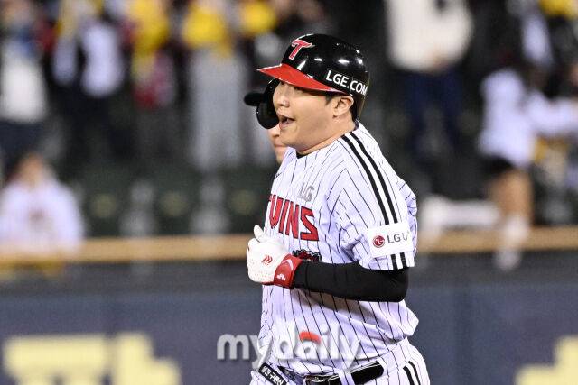 27일 서울 잠실야구장에서 열린 2025 신한 SOL 뱅크 KBO 한국시리즈 2차전' 한화 이글스와 LG 트윈스 경기.LG 문보경이 8회말 2사 1루에 투런포를 친 후 그라운드를 뛰고 있다./잠실=한혁승 기자