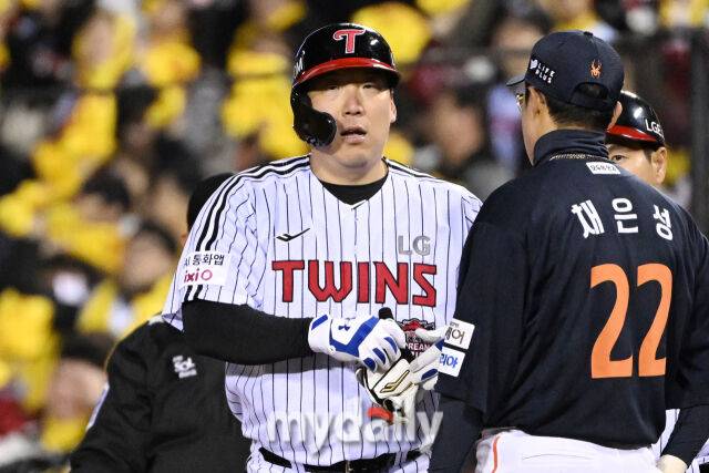 27일 서울 잠실야구장에서 열린 2025 신한 SOL 뱅크 KBO 한국시리즈 2차전' 한화 이글스와 LG 트윈스 경기.LG 김현수가 2회말 선두타자로 나와 안타를 친 후 기뻐하고 있다./잠실=한혁승 기자