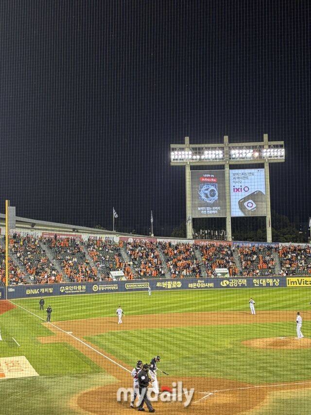 빈 자리가 보이는 한화 외야 응원석./잠실 = 이정원 기자