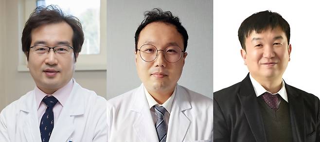 [사진] (왼쪽부터) 울산의대 서울아산병원 재활의학과 전재용 교수 · 의공학연구소 천화영 박사 · 서울과학기술대학교 윤현식 교수