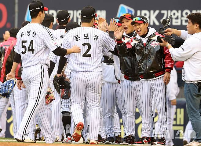 [서울=뉴시스] 이영환 기자 = 26일 오후 서울 송파구 잠실야구장에서 열린 2025 KBO 한국시리즈 1차전 한화 이글스와 LG 트윈스의 경기에서 8-2로 승리한 LG 염경엽 감독이 선수들을 반기고 있다. 2025.10.26. 20hwan@newsis.com