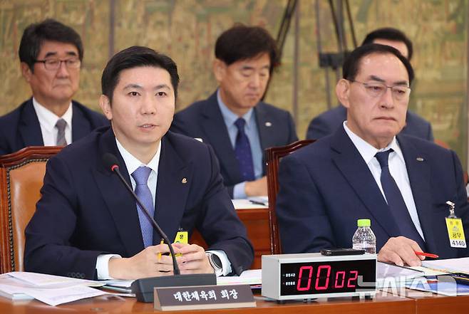 [서울=뉴시스] 고승민 기자 = 유승민 대한체육회장이 27일 서울 여의도 국회에서 열린 문화체육관광위원회의 대한체육회 등 국정감사에서 의원 질의에 답하고 있다. 2025.10.27. kkssmm99@newsis.com