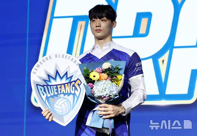 [서울=뉴시스] 조성우 기자 = 27일 서울 강서구 메이필드 호텔에서 열린 2025-2026 한국배구연맹(KOVO) 남자 신인선수 드래프트에서 1라운드 2순위 삼성화재에 지명을 받은 이우진이 기념촬영을 하고 있다. 2025.10.27. xconfind@newsis.com