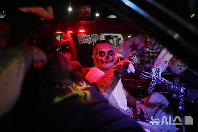 [멕시코시티=AP/뉴시스] 26일(현지 시간) 멕시코 수도 멕시코시티에서 해골 분장을 사람들이 연례 망자의 날 ‘카트리나 퍼레이드’에 참가하고 있다. '죽은 자들의 날'은 매년 10월 31일부터 11월 2일까지 죽은 이들을 기리는 멕시코 명절이다. 멕시코인들은 세상을 떠난 이들이 1년에 한 번 가족과 친구를 만나러 세상에 내려온다고 믿어 10월 말일에 제단을 마련한 뒤 11월 1일에는 죽은 아이들을, 11월 2일에는 죽은 어른들을 위해 기도를 올린다. 2025.10.27.