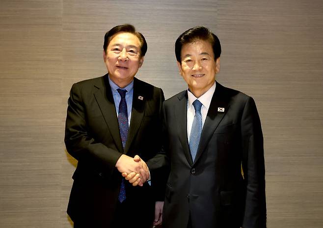 [서울=뉴시스]정동영(오른쪽) 통일부 장관과 김기문 중소기업중앙회장.(사진=중소기업중앙회 제공) 2025.10.27. photo@newsis.com *재판매 및 DB 금지