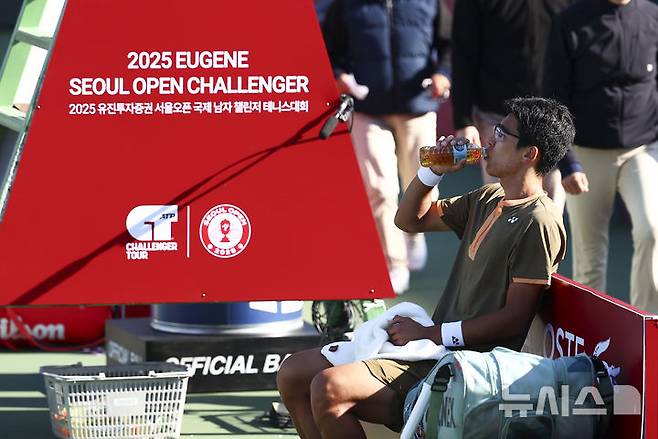 [서울=뉴시스] 김근수 기자 = 27일 오후 서울 송파구 올림픽공원 테니스코트에서 열린 2025 유진투자증권 서울오픈 국제남자 챌린저 테니스대회, 정현(한국)과 콜먼 윙(홍콩)의 경기, 정현이 1세트를 마치고 물을 마시고 있다. 2025.10.27. ks@newsis.com